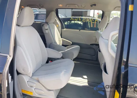 2012 Toyota Sienna Le V6 8 Passenger z USA, uszkodzony, nr VIN 5TDKK3DC5CS238128